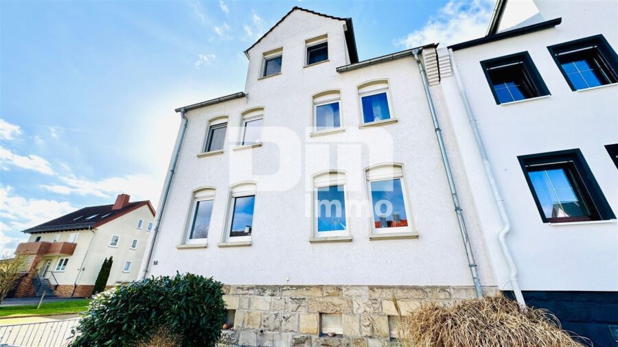 Ein- bis Zweifamilienhaus mit 2 Terrassen, Garage und angelegtem Gartenbereich - Frontansicht Titel